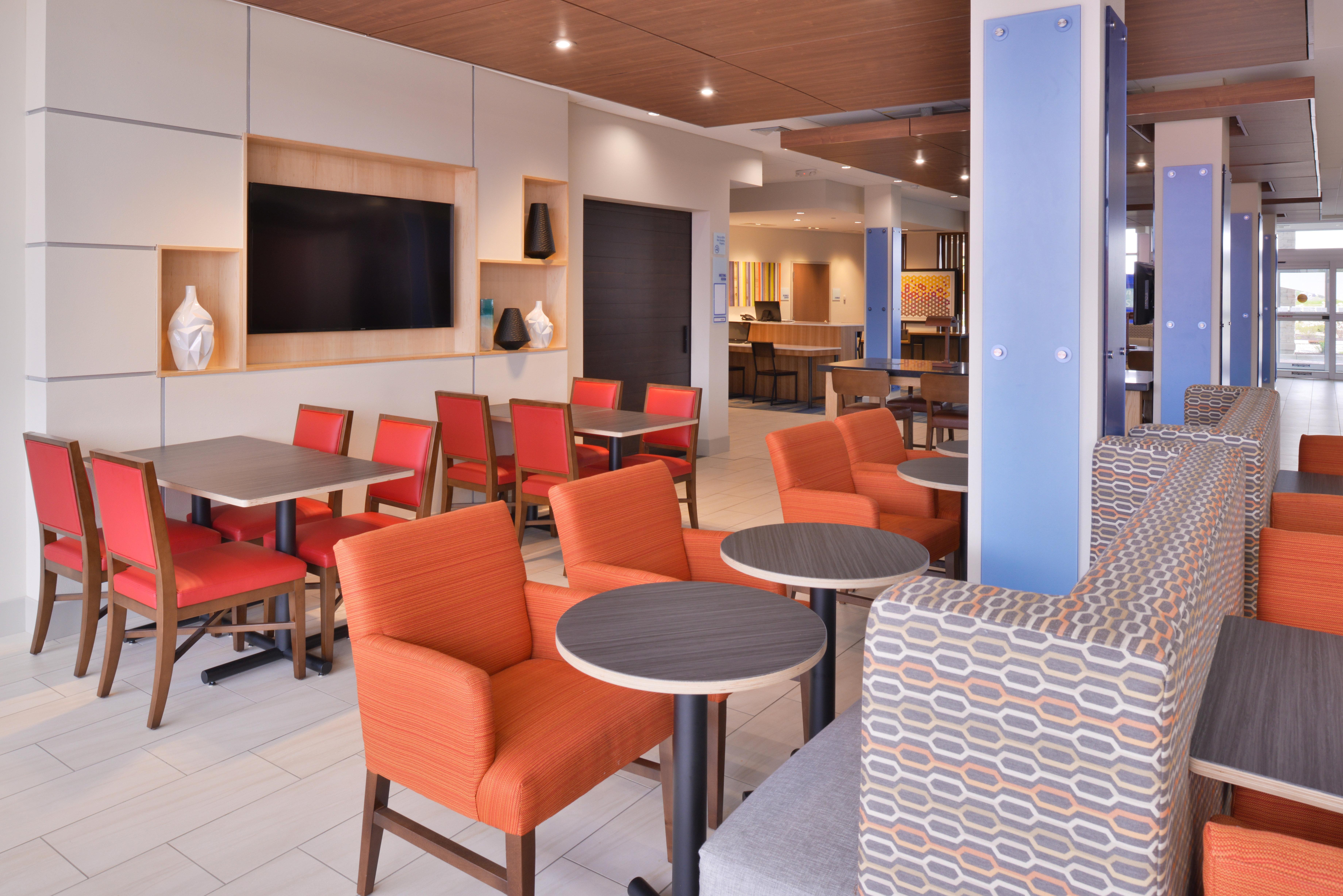 Holiday Inn Express & Suites Madison By Ihg Exterior foto