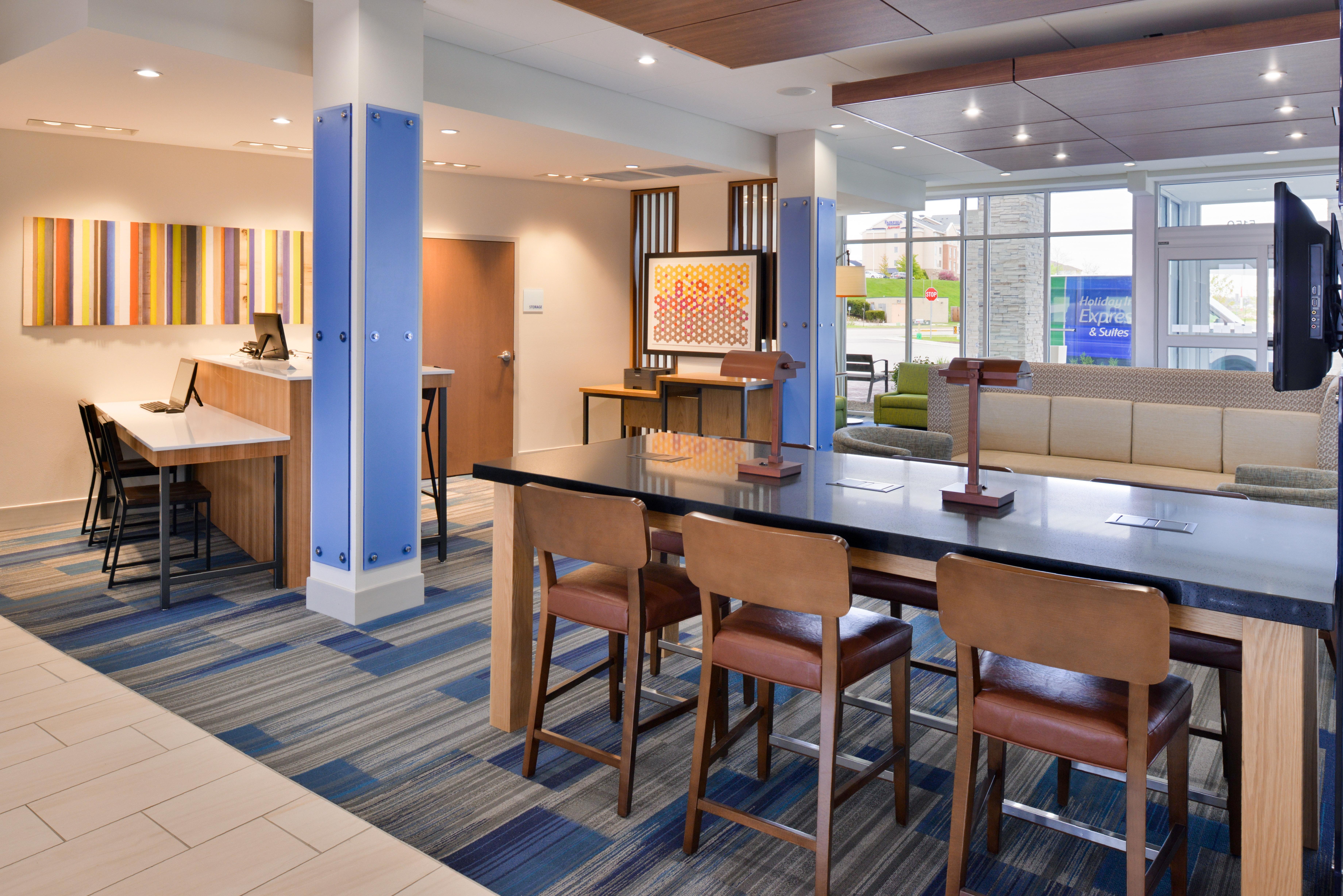Holiday Inn Express & Suites Madison By Ihg Exterior foto