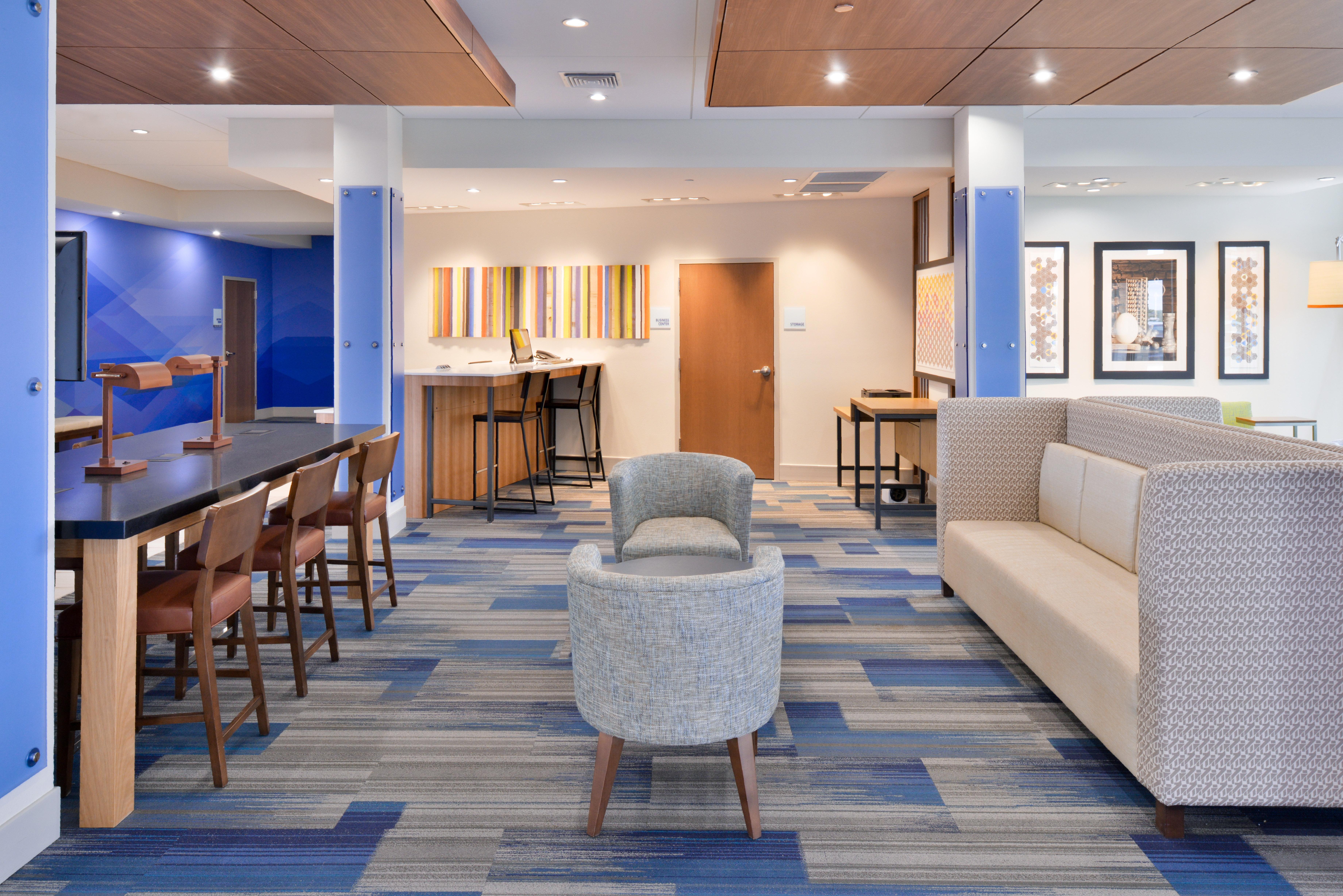 Holiday Inn Express & Suites Madison By Ihg Exterior foto
