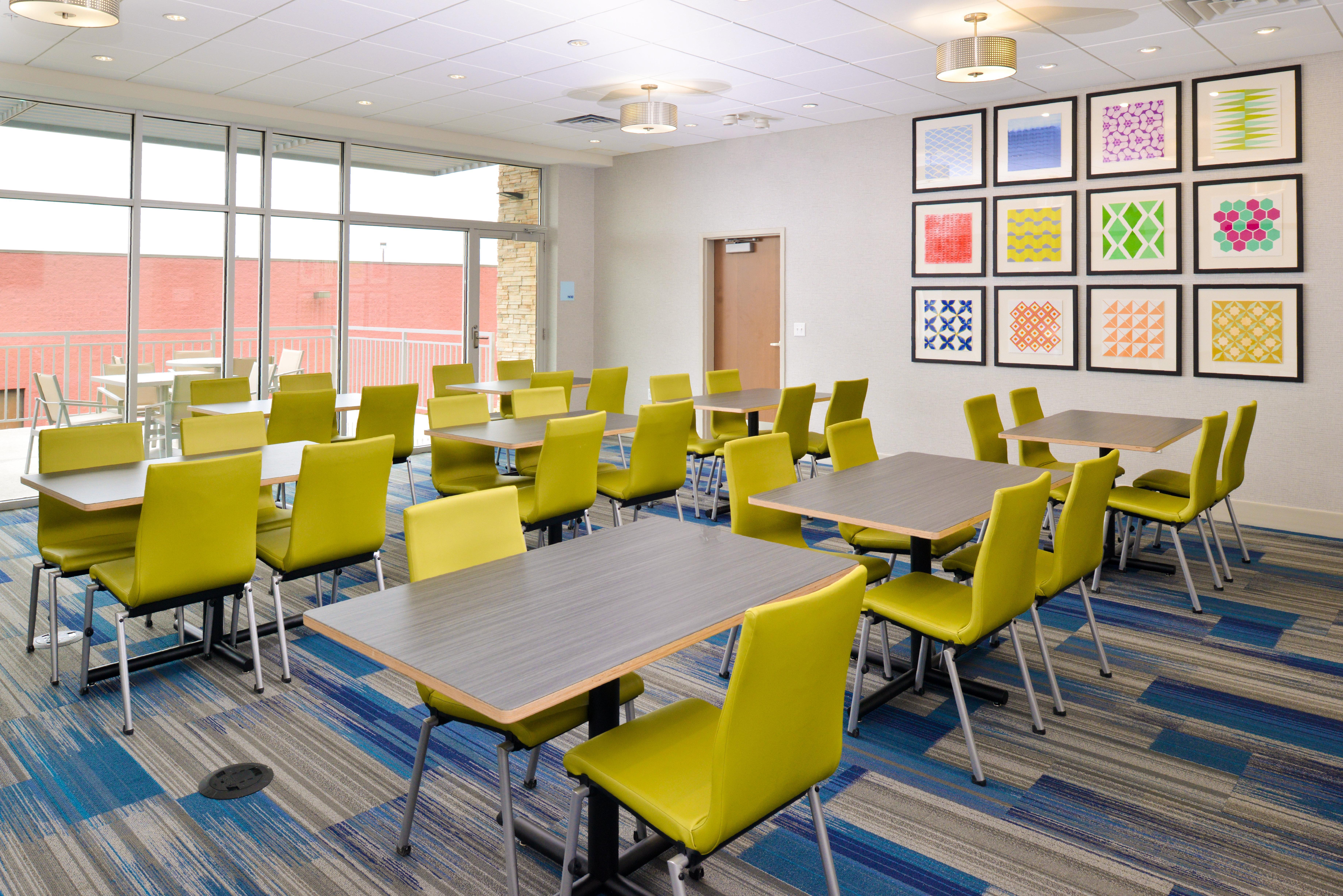 Holiday Inn Express & Suites Madison By Ihg Exterior foto