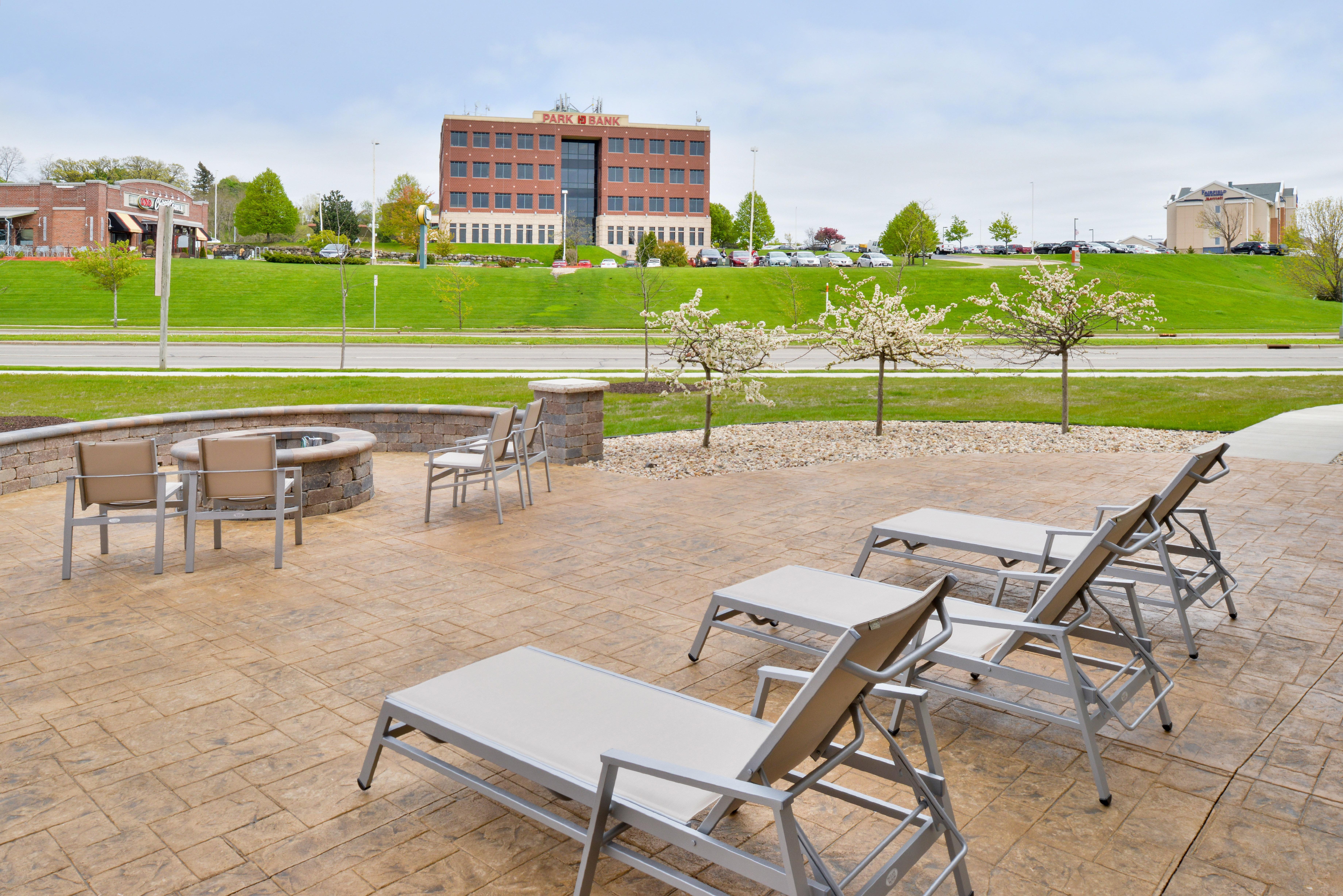 Holiday Inn Express & Suites Madison By Ihg Exterior foto