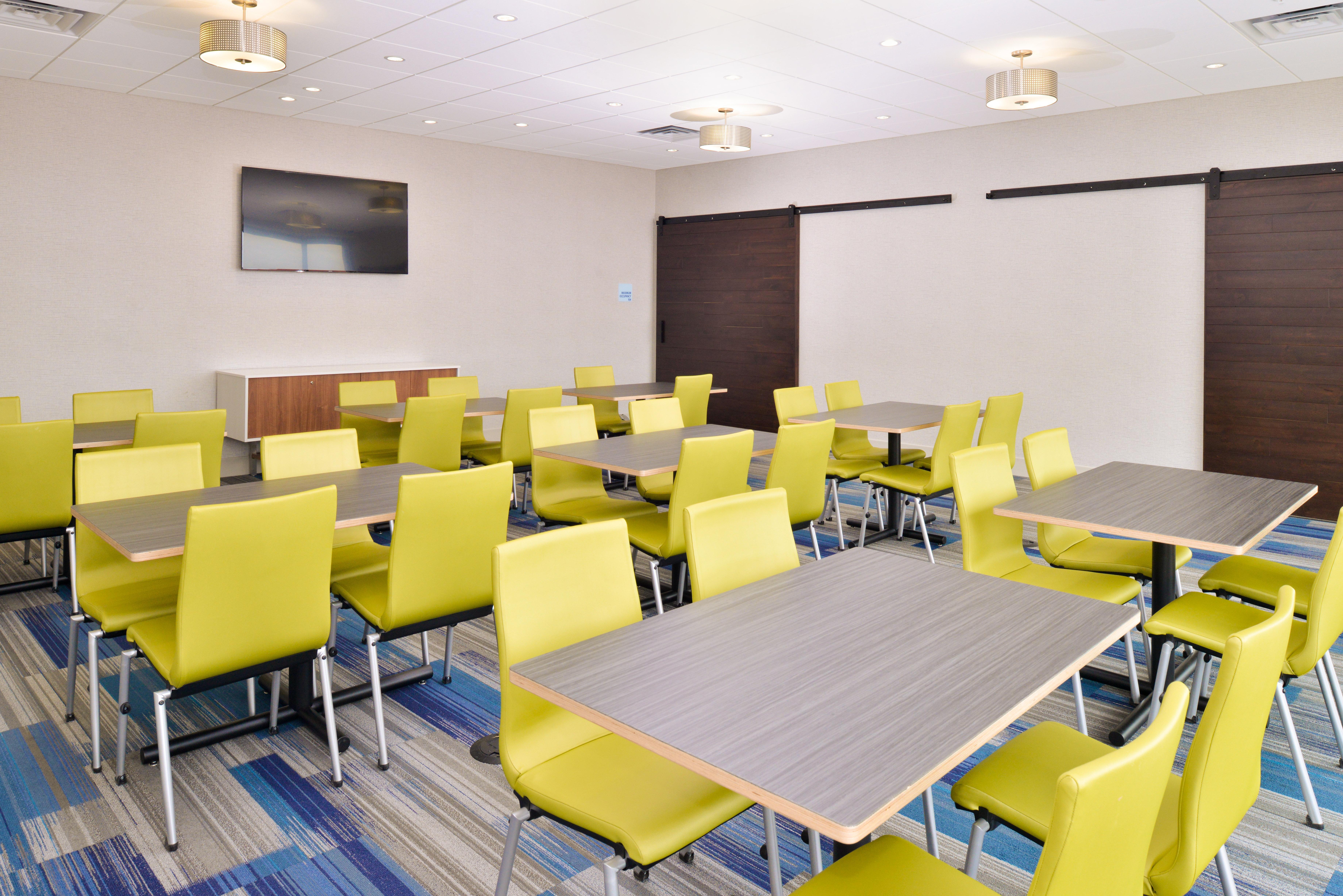 Holiday Inn Express & Suites Madison By Ihg Exterior foto